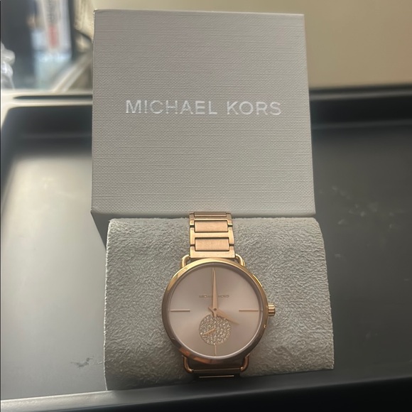Michael Kors Gold Watch Elegant Accessories - Picture 1 of 7